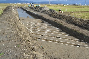 畝状遺構と調査区.JPG